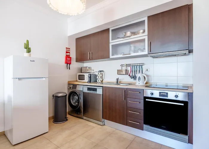 Pool And Balcony * 波尔蒂芒